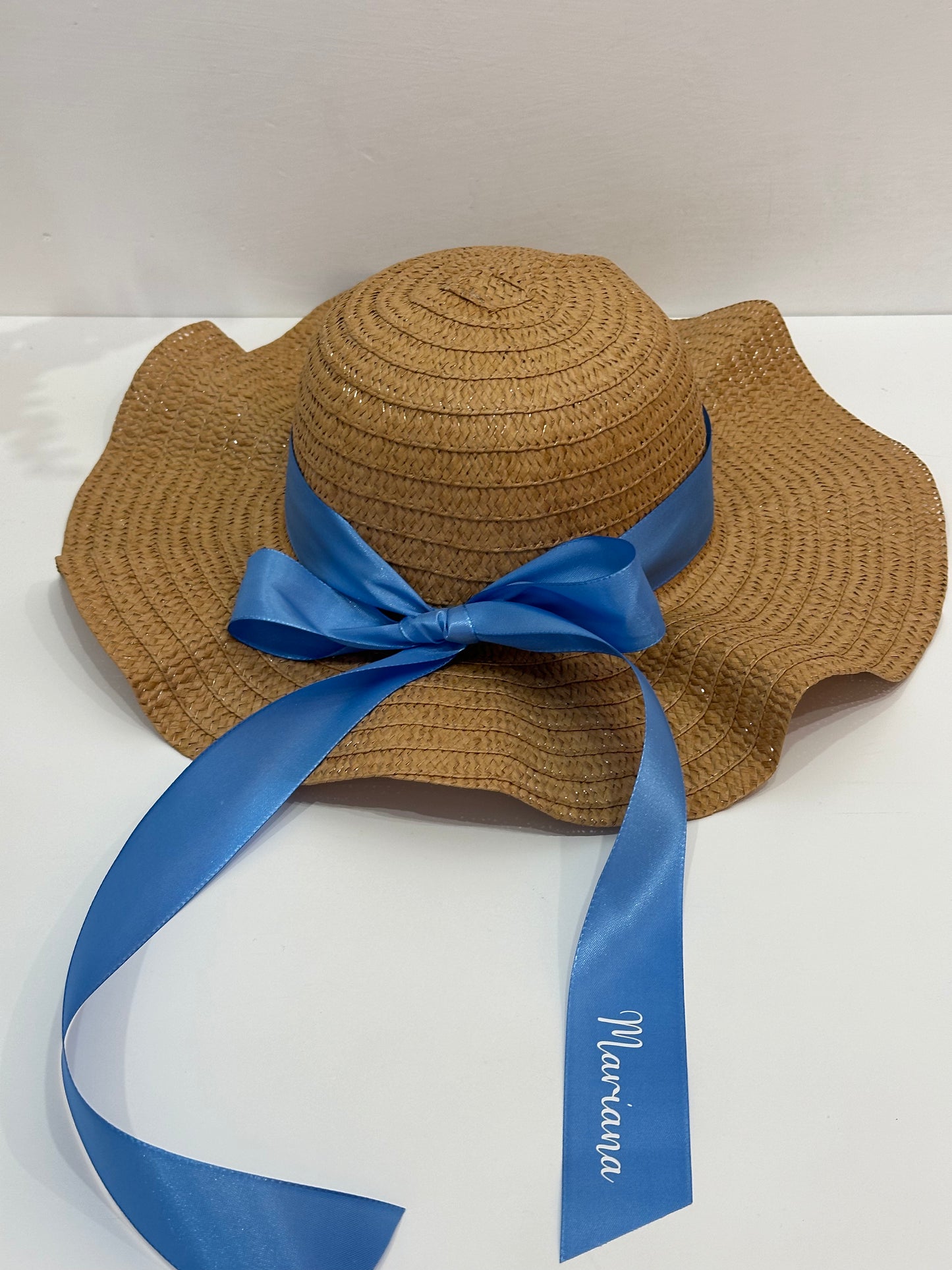 Cappello di paglia con nastro in raso