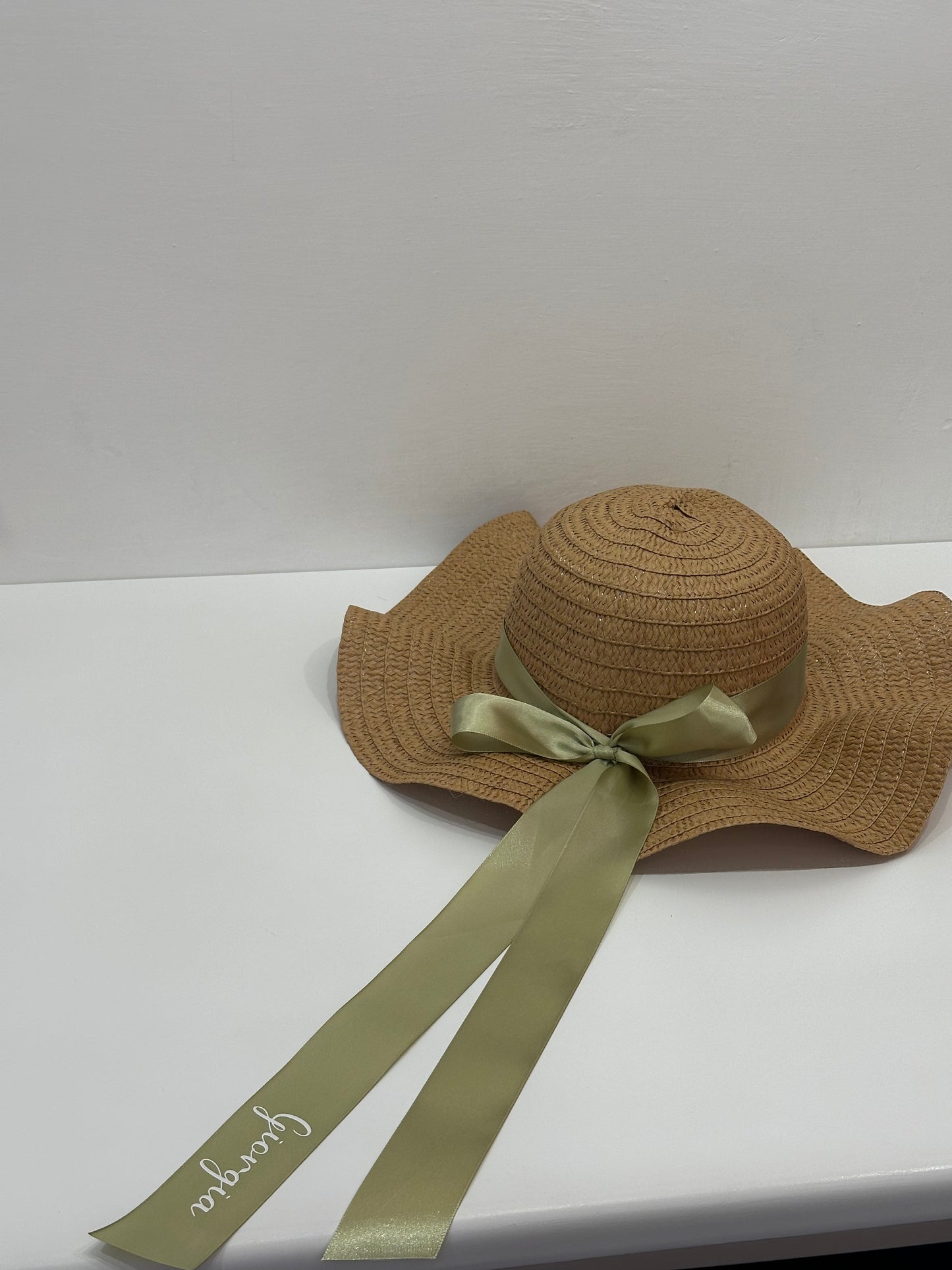 Cappello di paglia con nastro in raso