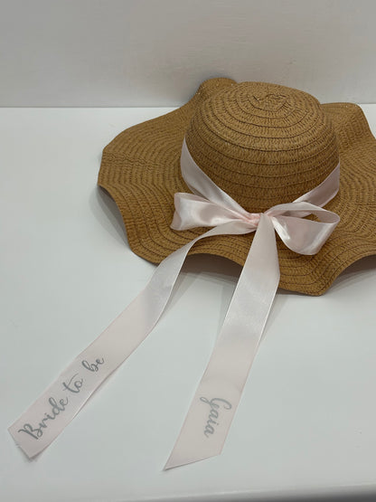 Cappello di paglia con nastro in raso
